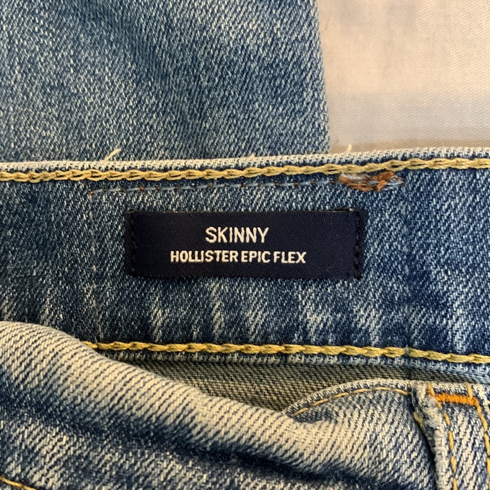 Light Wash Men’s Hollister Skinny Jeans- EUC - Picture 3 of 3